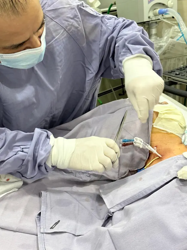El Dr. Marco Carmona coloca un catéter para hemodiálisis con técnica estéril