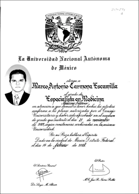 Diploma de especialista en Medicina Interna del Dr. Carmona, UNAM