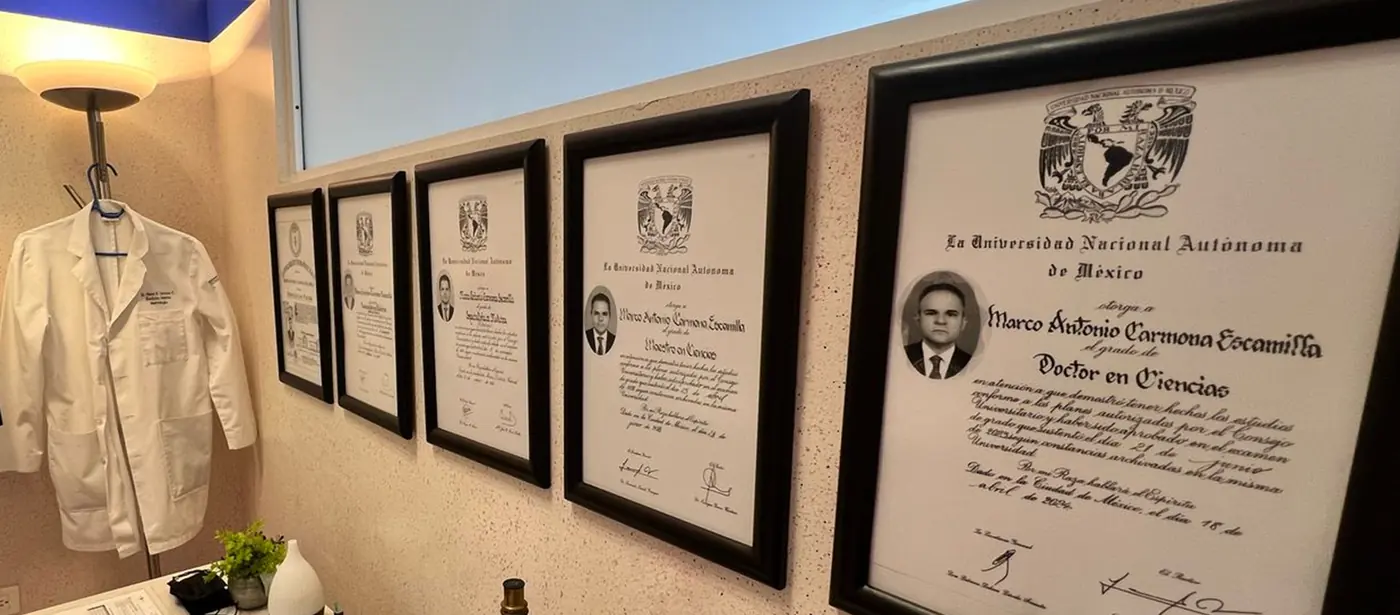 Muro de diplomas del Dr. Marco Carmona en su consultorio de Hospital Churubusco