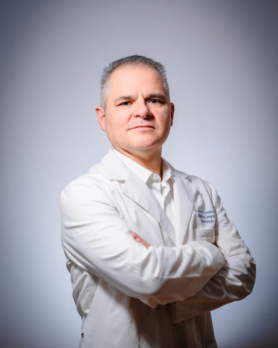 Dr. Marco Carmona con bata, especialista en Medicina Interna y Nefrología