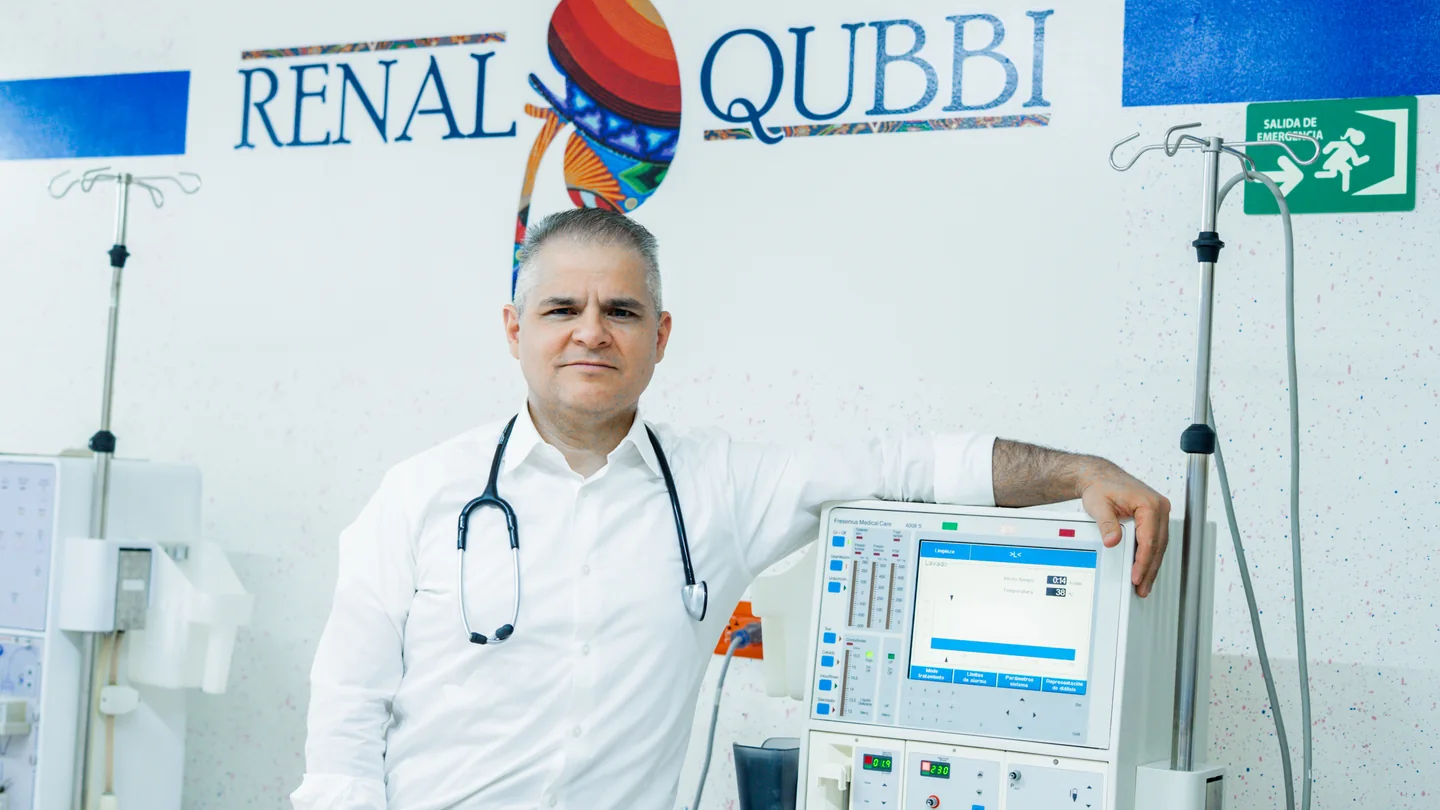 Dr. Marco Carmona junto a una máquina de la Unidad de Hemodiálisis Renal Qubbi